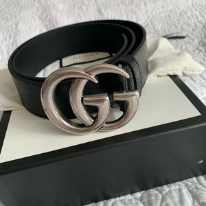 New womens gucci belt with silver GG sign. Comes with box and bag.